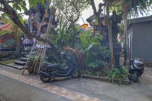 Front of property - OYO Life 92852 Singgah Hotel Legian (Seminyak)