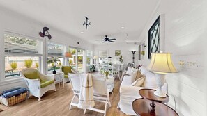 Televisie, een open haard, boeken en een kantoor