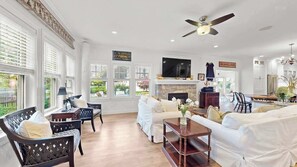 Televisie, een open haard, boeken en een kantoor