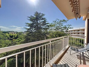 Property grounds - Beachside Apartment with A/C & Terraces – 4 Guests (Saint-Cyr-sur-Mer)