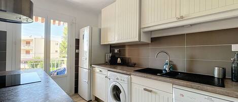 冷蔵庫、電子レンジ、オーブン、食器洗い機