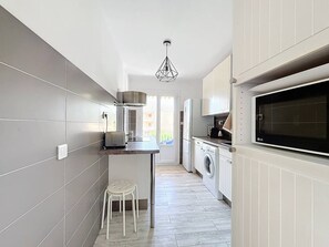 Fridge, microwave, oven, dishwasher - Beachside Apartment with A/C & Terraces – 4 Guests (Saint-Cyr-sur-Mer)