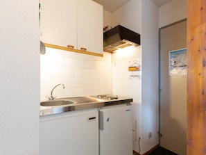 Kjøleskap, mikrobølgeovn og kaffetrakter/tekoker