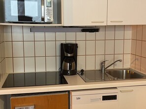 Køleskab, mikrobølgeovn, opvaskemaskine, kaffe-/temaskine