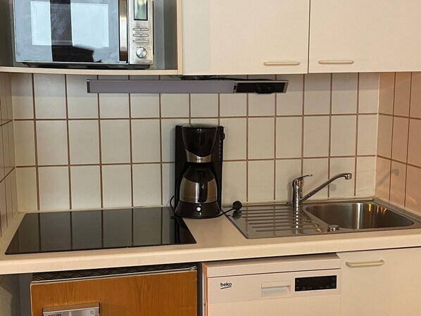 Køleskab, mikrobølgeovn, opvaskemaskine, kaffe-/temaskine