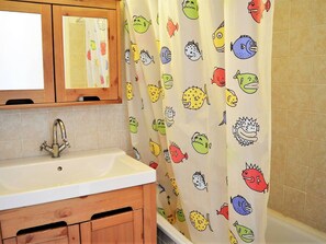 Bathroom - Duplex 2BR with Terrace, Parking, 2-min Walk to Beach - Le Lavandou (Le Lavandou)