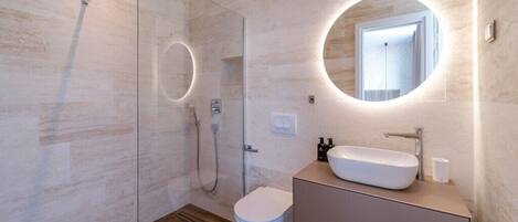 Dusche, Haartrockner, Handtücher, Seife