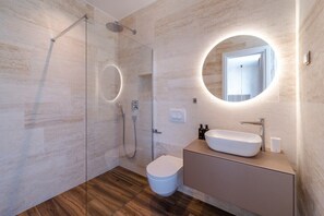 Douche, séchoir à cheveux, serviettes fournies, savon