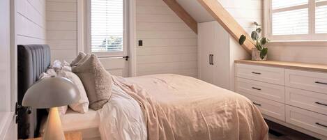 2 bedrooms, desk, iron/ironing board, WiFi