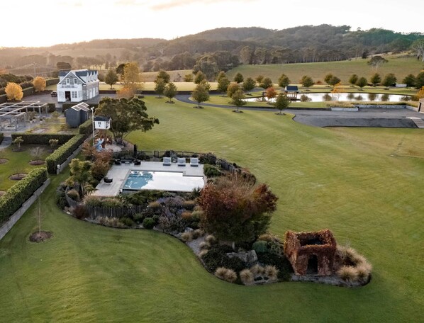 Exterior - Linnaeus Suite, Berry - by Linnaeus Collection (Berry)