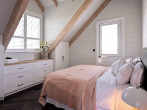 2 bedrooms, desk, iron/ironing board, WiFi - Linnaeus Suite, Berry - by Linnaeus Collection (Berry)