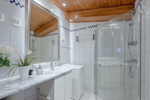 Hair dryer, towels, soap, shampoo - Luxus penthouse in great location (Helsinki)