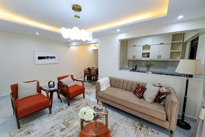 TV - Pool, Gym, Wi-Fi, City View 2BR Condo in Kololo, Kampala (Kampala)