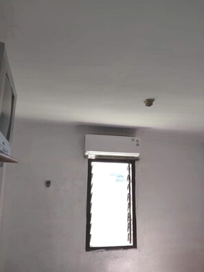 Standard Single Room | Free WiFi, bed sheets - OYO Life 92779 Kost Arjuna (Tangerang)