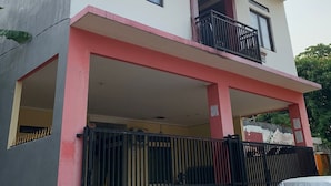 A two-story building with a balcony on the upper floor. - OYO Life 92779 Kost Arjuna (Tangerang)