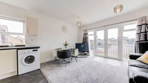 A modern apartment with a kitchen, dining area, and a balcony with a view. - Spacious One bed, Stratford, Westfields, London (London)