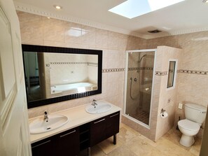 Family Apartment | Bathroom