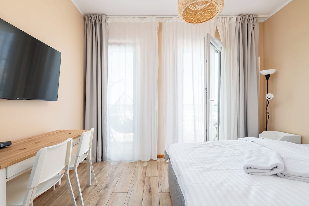 Classic Studio Suite | 1 bedroom, iron/ironing board, free WiFi, bed sheets
