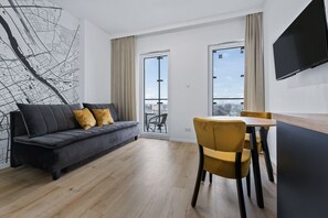 Studio Suite trung tâm thành phố | Khu phòng khách | TV màn hình phẳng 37-inch có truyền hình kỹ thuật số 