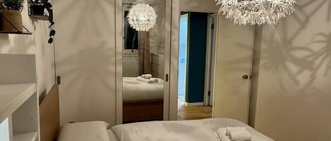 2 Schlafzimmer, Schreibtisch, Bügeleisen/Bügelbrett, Reisekinderbett