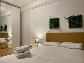 2 slaapkamers, een bureau, een strijkplank/strijkijzer, reisbedje