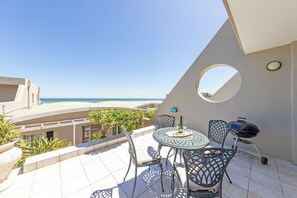 Outdoor dining - Dolphin Beach CG12, Blouberg by HMH (Cape Town)