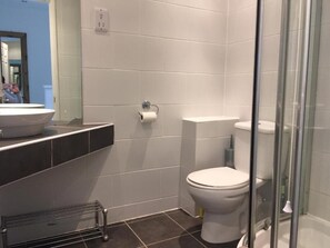 Serviettes fournies, savon, papier toilette