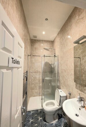 Shower, towels - Rayan's Lodge Stratford London by OYO (London)