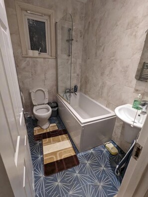 Standard Family Room for 4 | Bathroom - Rayan's Lodge Stratford London by OYO (London)