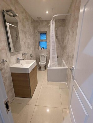 Habitació triple estàndard | Bany | Dutxa i tovalloles 