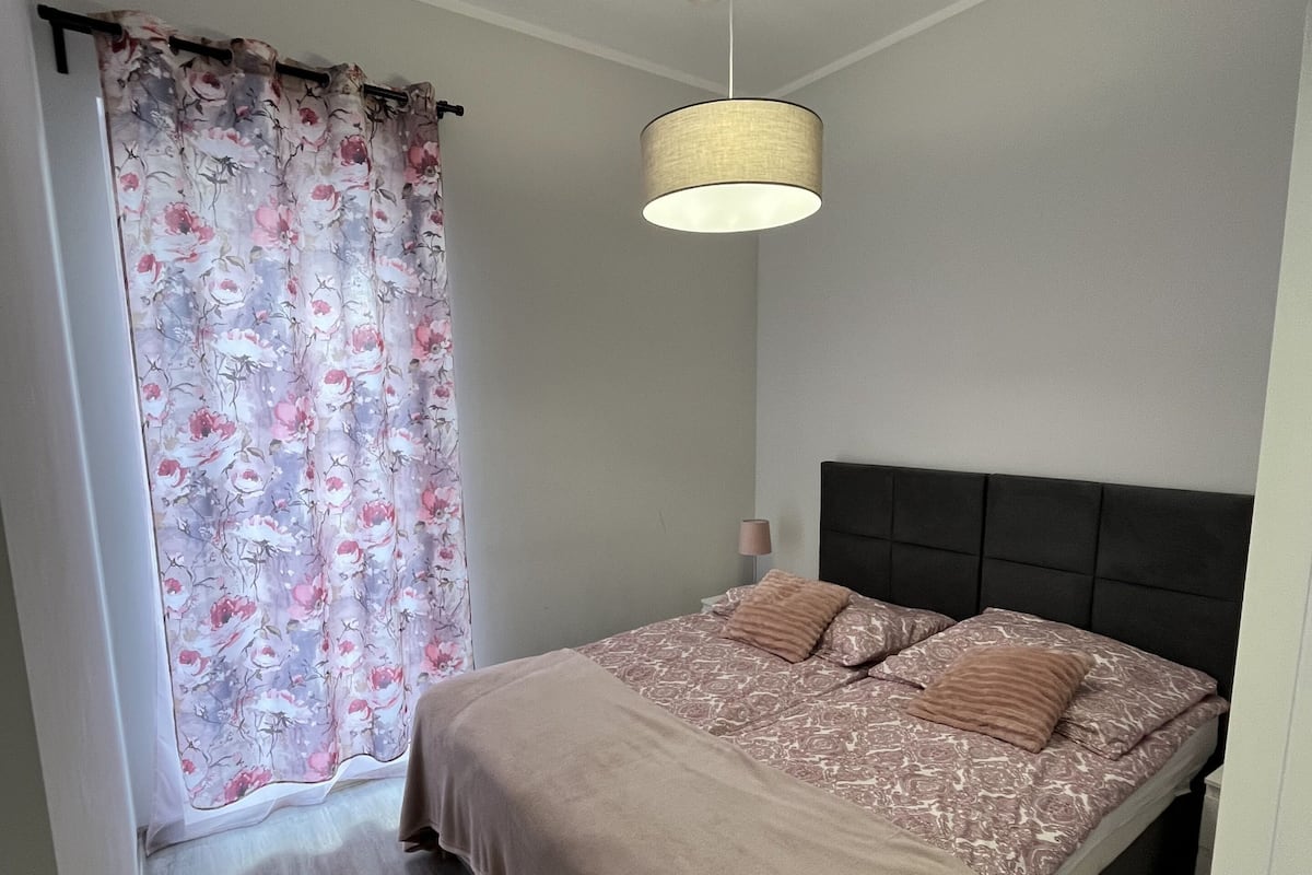 Standard Apartment, 1 Bedroom, Ensuite, Lake View | 1 bedroom, individually decorated, iron/ironing board, free WiFi