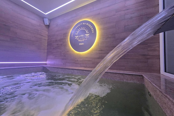 Piscina interna, funciona das 9h às 19h, espreguiçadeiras