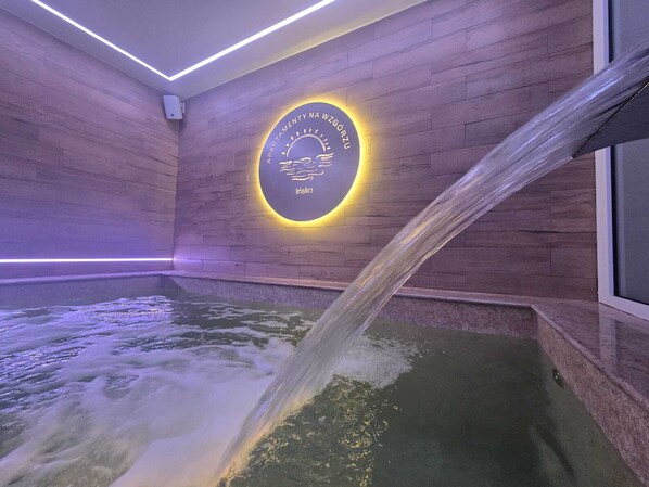 Indoor pool, open 9:00 AM to 7:00 PM, pool loungers - APARTAMENTY NA WZGÓRZU (Insko)