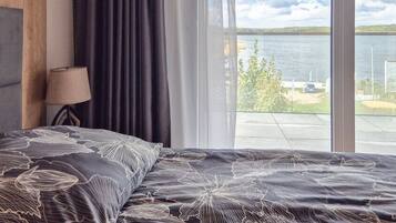 コンフォート スイート 1 ベッドルーム エンスイート レイクビュー | 客室ごとに異なる装飾、アイロン / アイロン台、WiFi (無料)、ベッドシーツ