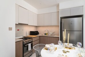 Appartement Confort | Cuisine privée | Réfrigérateur, four à micro-ondes, un four, surface de cuisson