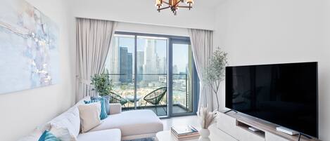 Departamento Confort | Área de sala de estar | Smart TV de 55 pulgadas con canales por cable