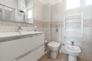 Bruser, hårtørrer, bidet, håndklæder