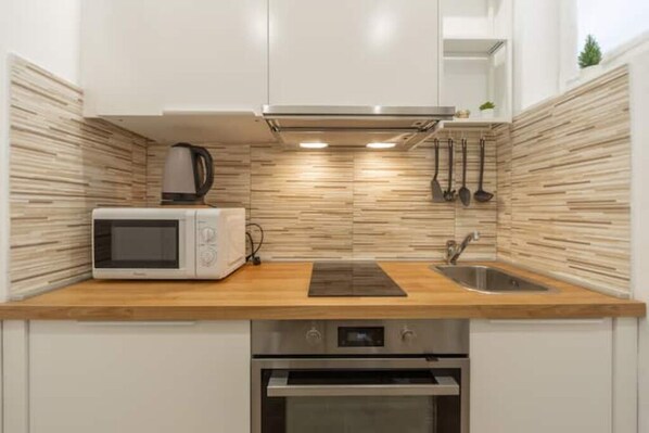 Køleskab, mikrobølgeovn, ovn, kogeplade