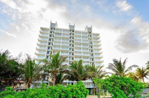 Exterior - Absolutely beachfront luxury apartment (Uswetakeiyawa)