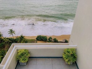 Property grounds - Absolutely beachfront luxury apartment (Uswetakeiyawa)