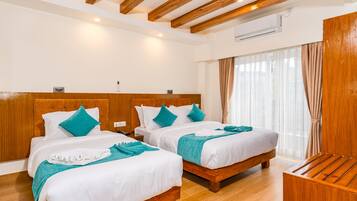 Family Suite | Desk, laptop workspace, soundproofing, free WiFi