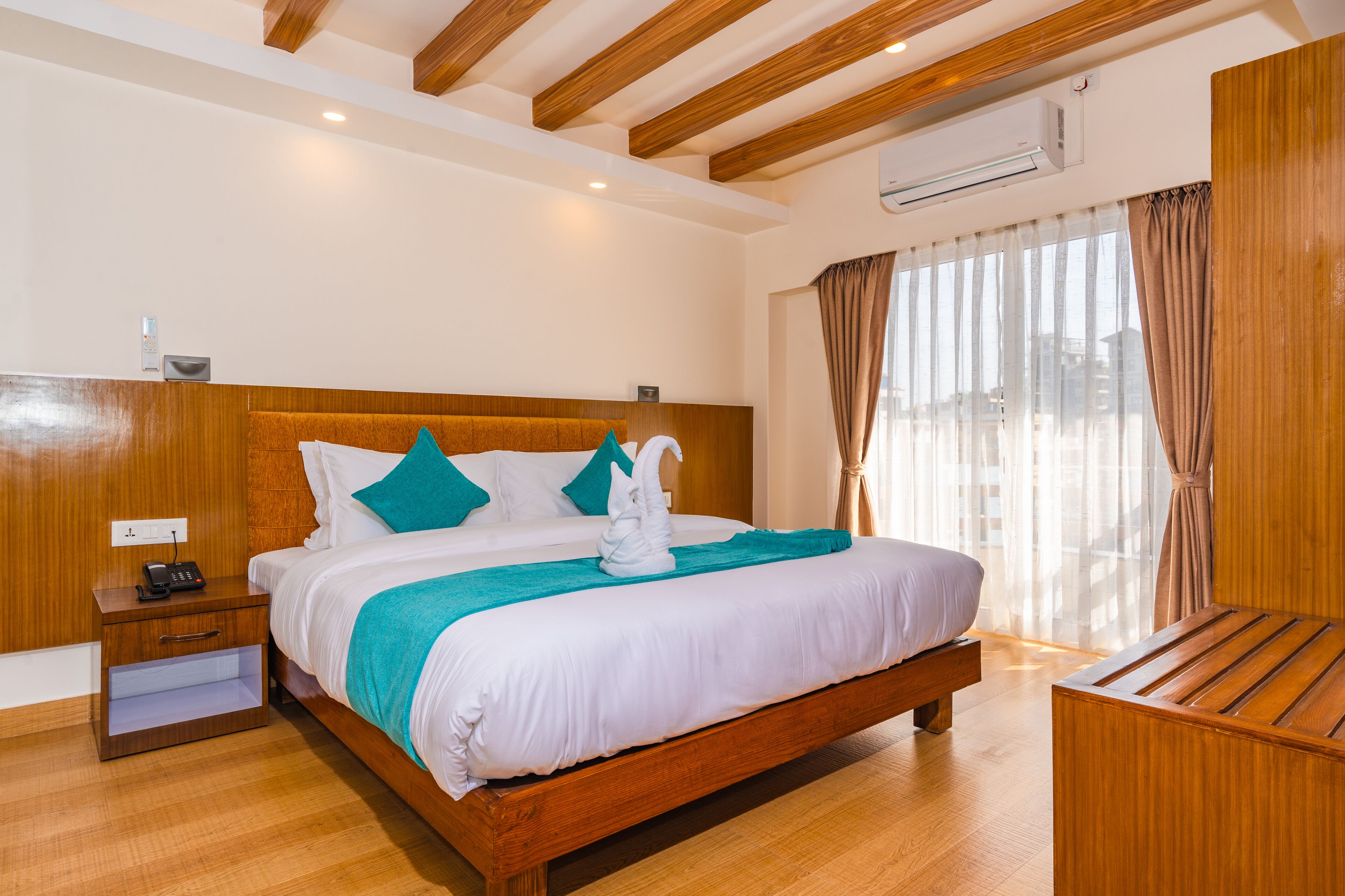 办公桌、笔记本电脑工作区、隔音、免费 WiFi