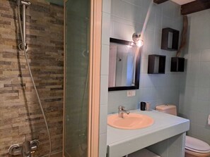 Hårtork, handdukar och toalettpapper