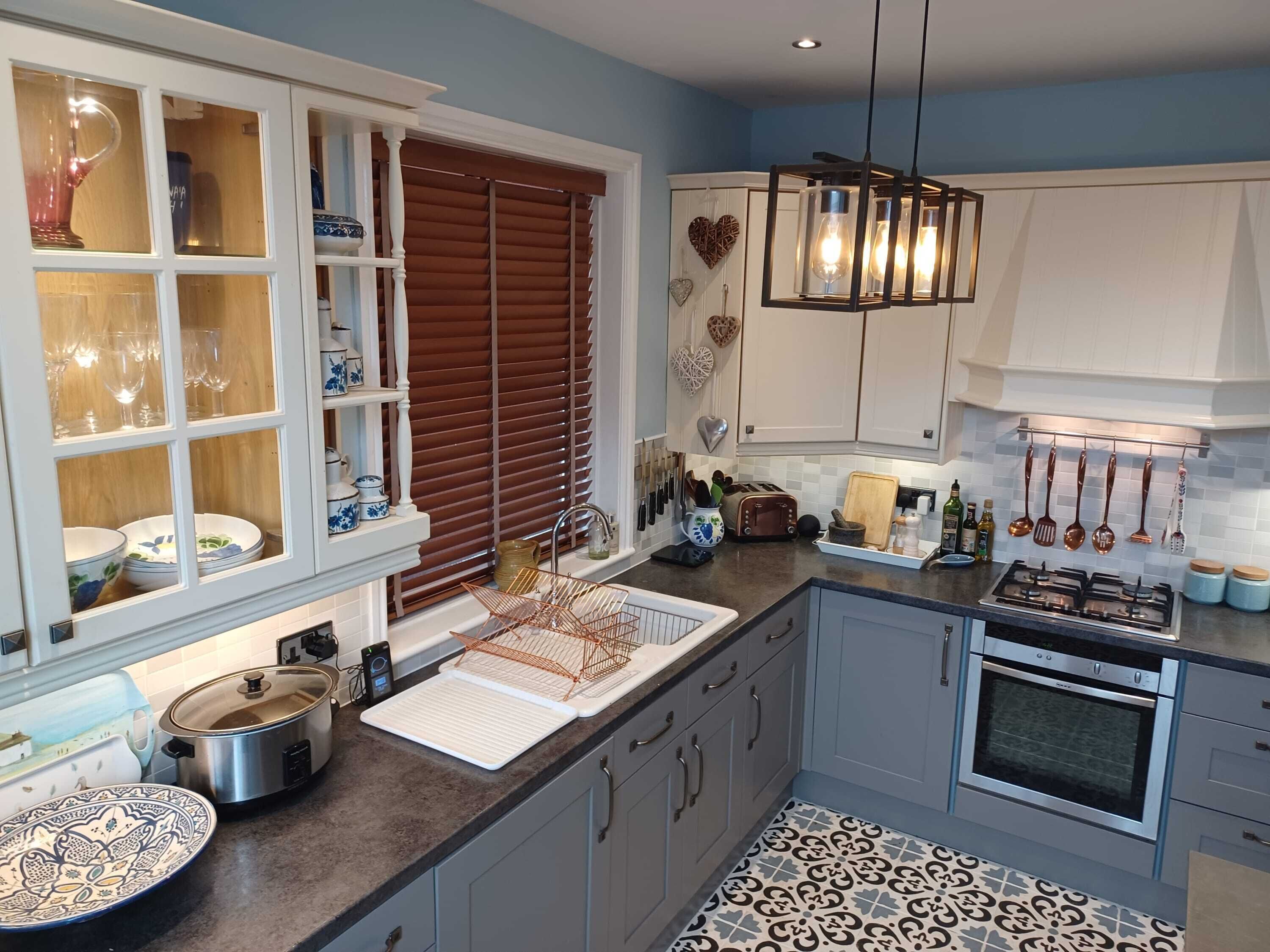 Een koelkast, een kookplaat