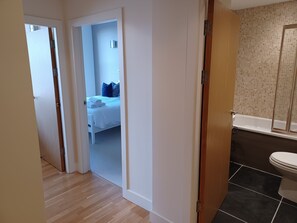 Dusj, hårføner og håndklær