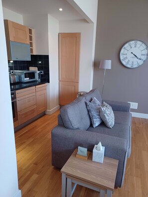 TV - 12 Easby Hall Summary (Scarborough)