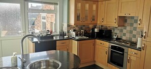 Fridge, microwave, oven, dishwasher - 27 Princess Royal - Whole House (Scarborough)