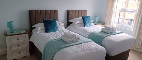 5 bedrooms, iron/ironing board, Internet