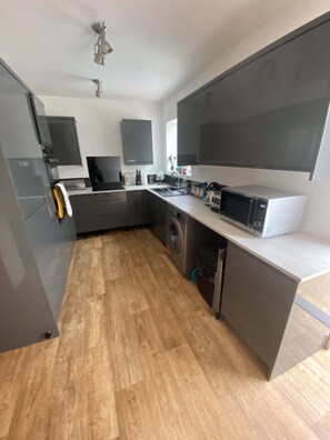 Geladeira, micro-ondas, fogão, torradeira