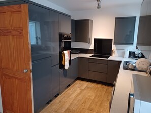 Geladeira, micro-ondas, fogão, torradeira